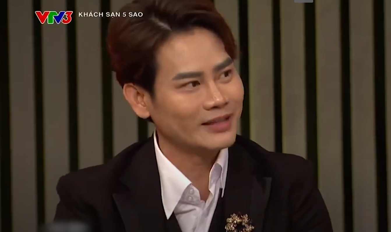 MC Hồng Phúc diện áo dài quay chương trình Tết ở Hàn Quốc