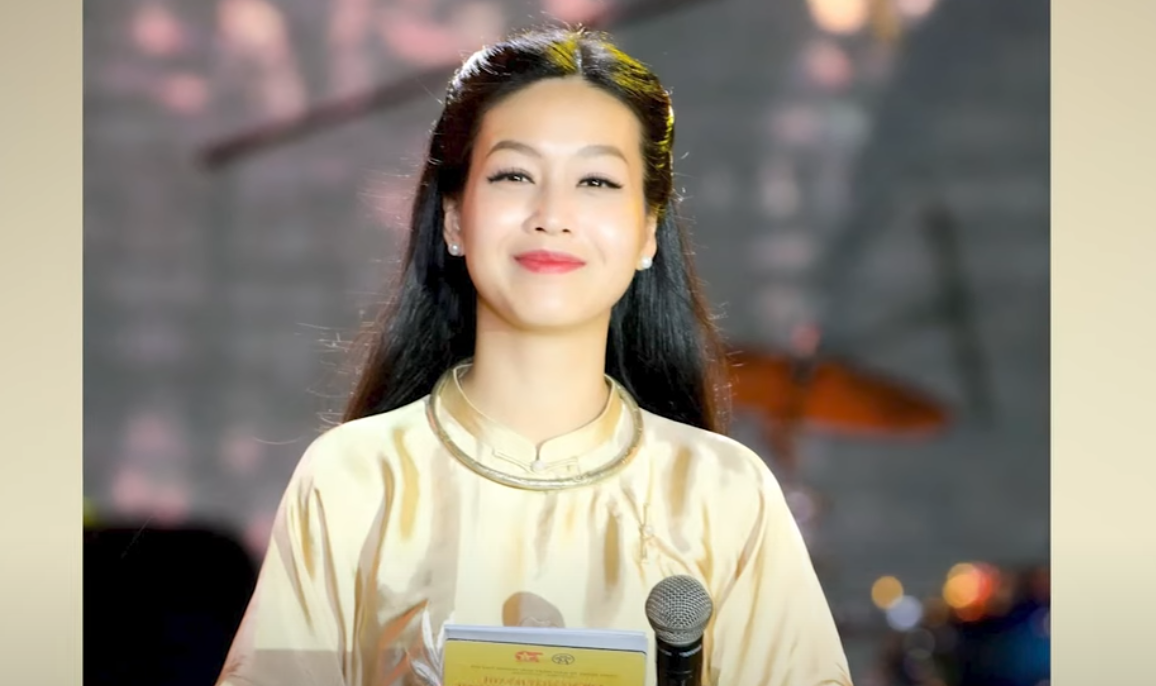 MC Hồng Nhung và MC Phí Linh – Nàng đẹp nhất khi mặc áo dài