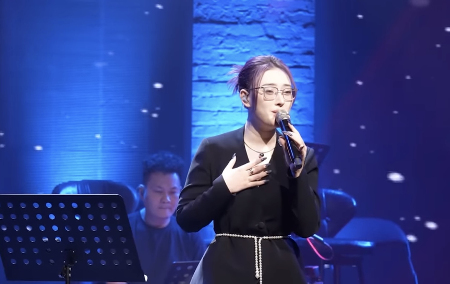 Chu Thúy Quỳnh lột xác với mái tóc bạch kim và ca khúc đậm chất tự sự