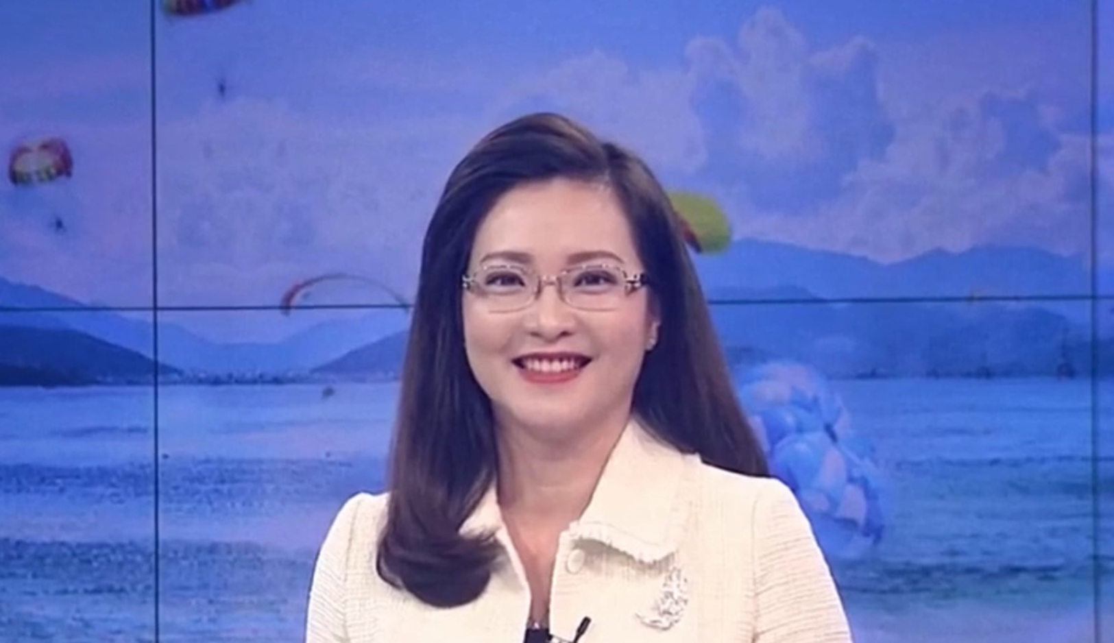 Sắc vóc đời thực xinh đẹp của BTV thời sự Phương Thảo