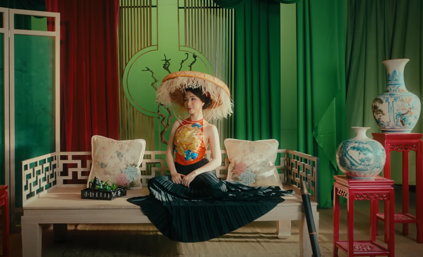 Hoà Minzy nói 1 câu được khen EQ cao vụ muốn nhận nuôi em bé mồ côi ở làng Nủ