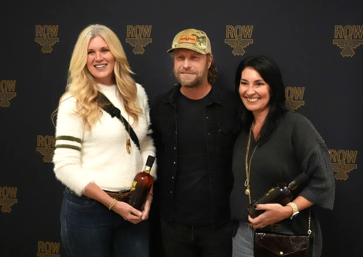 Ngôi sao nhạc đồng quê Dierks Bentley giới thiệu loại rượu whisky ROW 94 mới tại Louisville