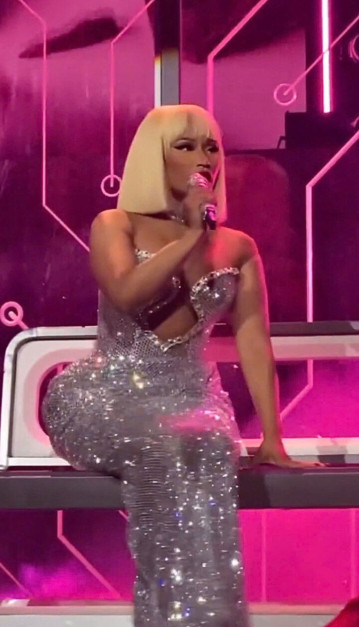 Nicki Minaj diện thiết kế của Phạm Đăng Anh Thư trong liveshow tại New York
