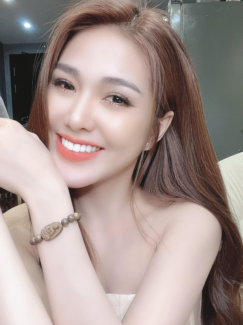 “Thánh nữ Mì Gõ” Ny Saki đi biển khoe dáng đẹp miễn chê