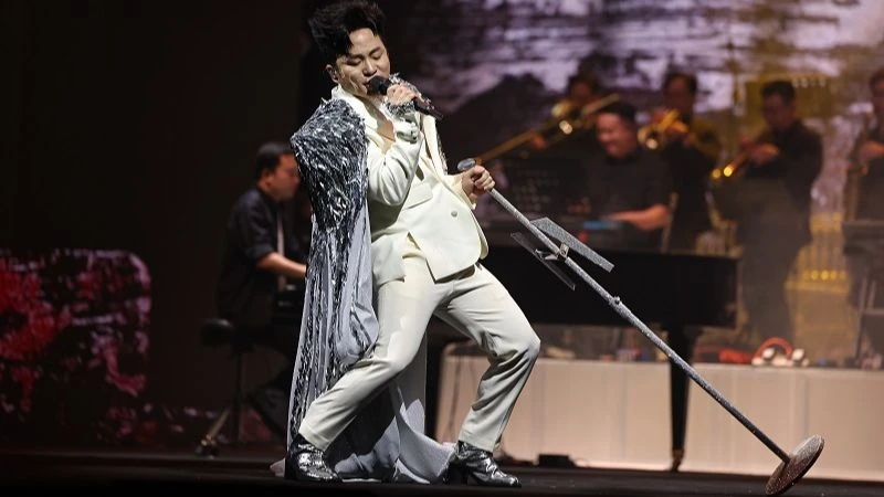 Ca sĩ Tùng Dương cháy hết mình trong liveshow “Người đàn ông hát”